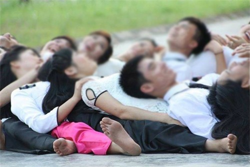 Sinh viên xếp hình