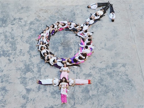 Sinh viên xếp hình