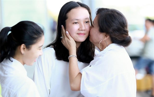 Em gái Bảo Anh khóc ở sân bay khi tiễn chị và mẹ đi Mỹ