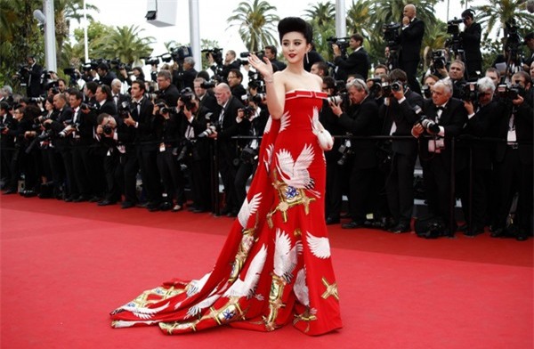 Angela Phương Trinh "tái chế" 2 kiểu váy của Phạm Băng Băng 5