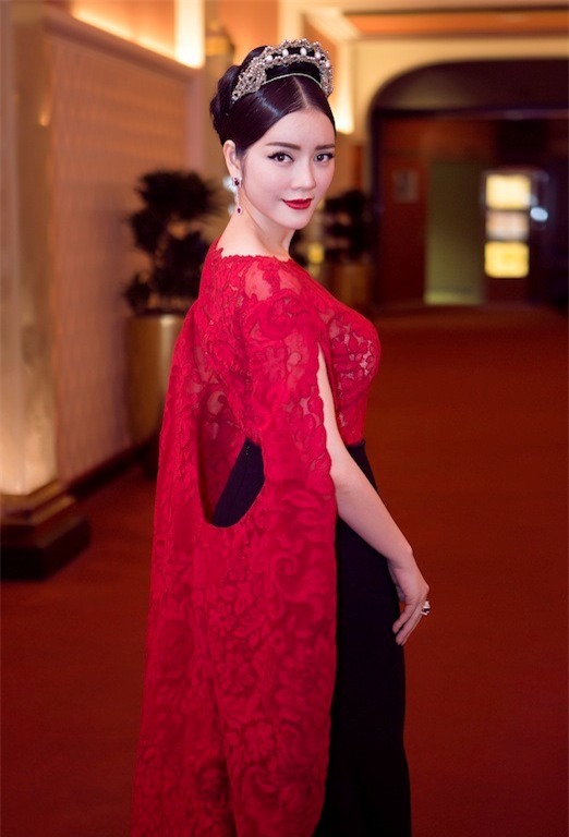 Lý Nhã Kỳ diện váy ren gợi cảm trên thảm đỏ Cannes