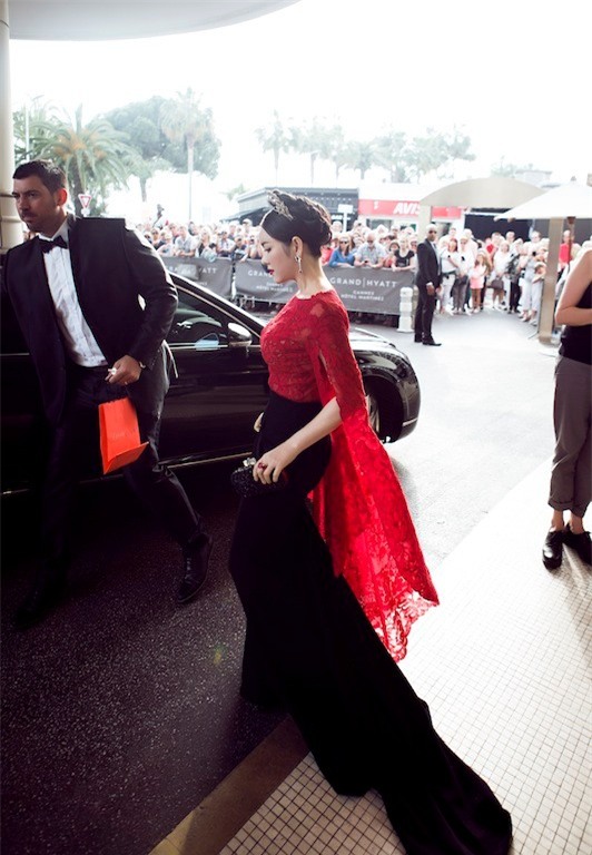 Lý Nhã Kỳ diện váy ren gợi cảm trên thảm đỏ Cannes 