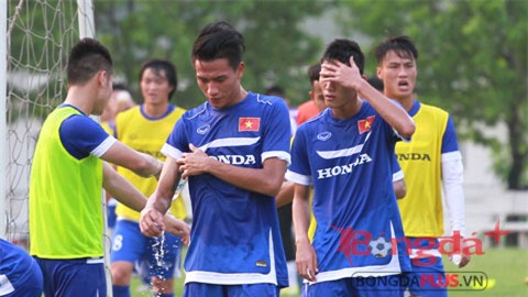 Các cầu thủ U23 Việt Nam đuối sức do thời tiết nắng nóng của buổi trưa Hà Nội - Ảnh: Đức Cường 
