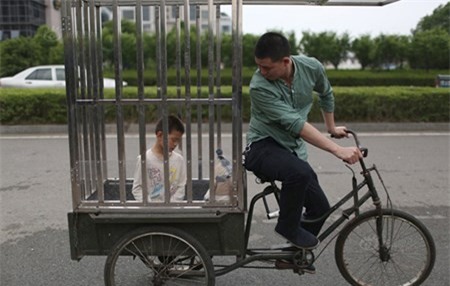 Cảm động người cha làm 'lồng xe tình yêu' cho con trai