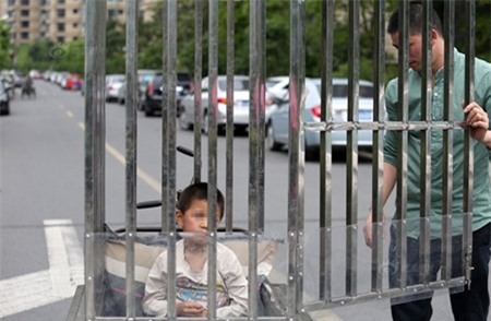 Cảm động người cha làm 'lồng xe tình yêu' cho con trai