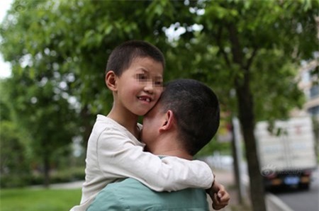 Cảm động người cha làm 'lồng xe tình yêu' cho con trai