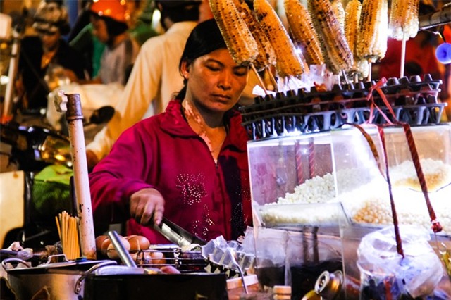 Chị Thu quê Quãng Ngãi hay bán hàng rong đẩy xe ở gần công viên Gia Định. Hằng ngày cứ tầm 5g chiều chị lại đẩy xe ra bán đến tận khuya  mới về lại khu nhà trọ ở Gò Vấp.