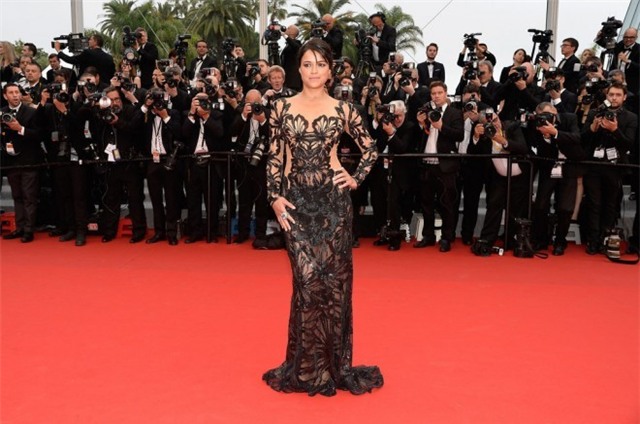 Michelle Rodriguez mặc đầm xuyên thấu của Zuhair Murad.