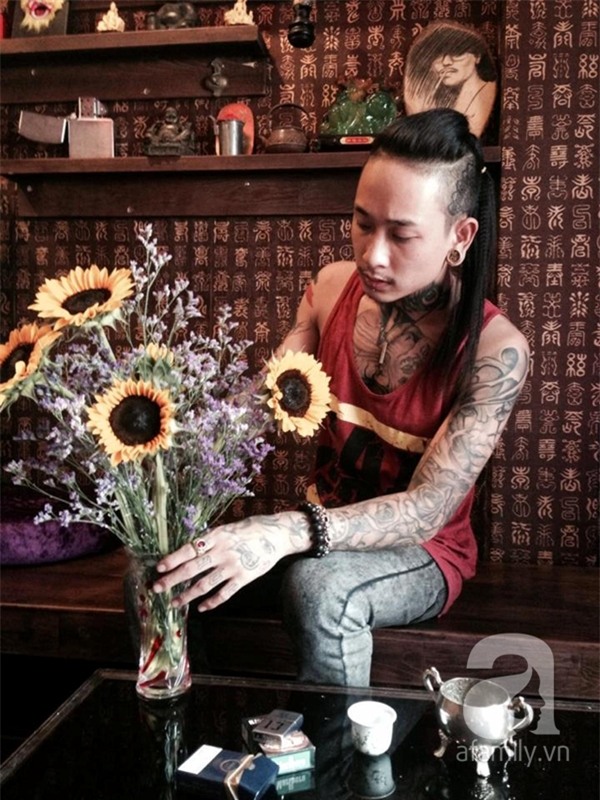 Ông bố xăm trổ khắp người thu nhập 100 triệu/tháng_8