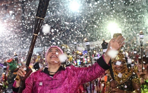 1.Lễ kỷ niệm: Khi bạn tới tham quan Singapore và đọc những tấm biển chỉ dẫn tại nơi đây, bạn sẽ thấy chúng được viết bằng 4 ngôn ngữ chính thức, bao gồm tiếng Anh, Trung Quốc, Malay, Tamil (Ấn Độ) – dấu hiệu của nền đa văn hóa tại Singapore. Trong hình là lễ diễu hành Chingay, một trong số rất nhiều lễ hội diễn ra hàng năm của Singapore. Với một dân số bao gồm người Trung Quốc, Mã Lai, Ấn Độ, người da trắng… khiến cho các tôn giáo của Singapore cũng rất đa dạng bao gồm Phật Giáo, Hồi Giáo, Ấn Độ Giáo, đạo Sikh, Thiên Chúa Giáo. Chính sự đa dạng đó đã khiến cho Singapore trở thành quốc gia với rất nhiều lễ hội văn hóa, tôn giáo, và các ngày lễ hàng năm.