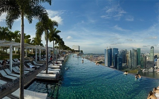 2.Hồ bơi khách sạn ấn tượng nhất: Hồ bơi trên đỉnh khách sạn Marina Bay Sands nhìn từ xa giống như một con tàu vũ trụ trên nóc 3 tòa nhà chọc trời được đánh giá là bể bơi ấn tượng nhất thế giới. Nằm trên tầng 57 với độ cao 150 mét, đây cũng là bể bơi lớn nhất thế giới ở độ cao này, nó dài gấp 3 lần một bể bơi tiêu chuẩn olympic.