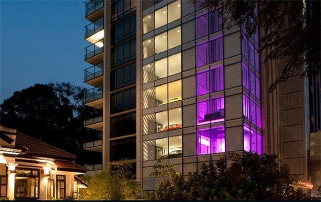 3.Bãi đỗ xe Flamboyant: Tại khu chung cư khép kín Hamilton Scotts, những cư dân ở đây có thể lái chiếc (siêu) xe của họ vào thang máy và ra vào thẳng trong căn hộ của họ.