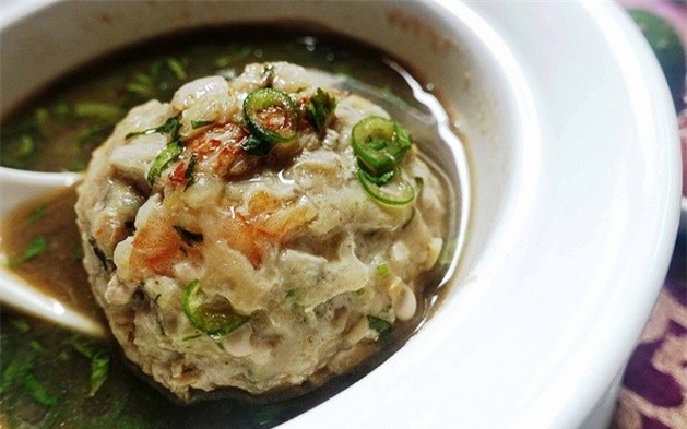 5.Thực phẩm đường phố tốt nhất: Thay vì vào các quầy hàng siêu vẹo trên đường phố, các nhà hàng ăn tại đây tụ hợp lại với nhau trong các trung tâm ăn uống ngoài trời. Vì thế, ngay cả những người nhút nhát không có dũng khí để ăn thử cũng sẽ không cần phải lo lắng. Mỗi gian hàng tại đây đều khá sạch sẽ – bởi luôn có một tiêu chuẩn vệ sinh tối thiểu phải đạt mới có được giấy phép buôn bán tại đây.