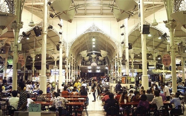 Trung tâm ăn uống ngoài trời Lau Pa Sat đã được cải tạo gần đây là một trong những trung tâm thực phẩm mang tính lịch sử của thành phố, nơi có thể đáp ứng nhu cầu của du khách bằng rất nhiều những món ăn ngon.