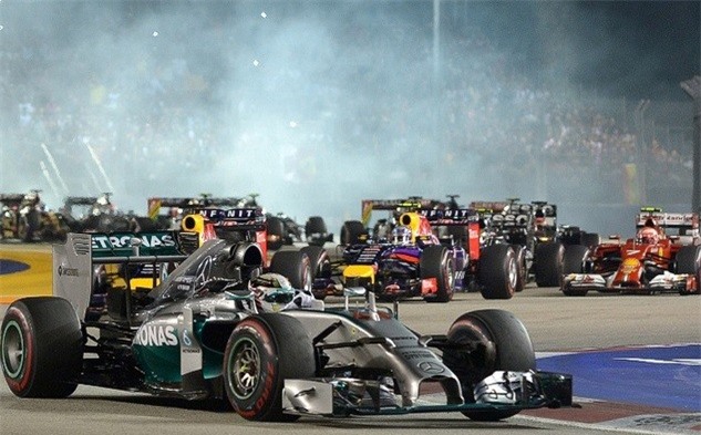 7.Đua xe F1 trong đêm: Nighttime Grand Prix là chặng đua F1 về đêm duy nhất trên thế giới được Singapore tổ chức. Nó là một phần của sự kiện kéo dài 3 ngày, cùng với âm nhạc sôi động. Grand Prix chính sẽ diễn ra vào đêm cuối của sự kiện, và đường đua sẽ đi qua trung tâm thành phố.
