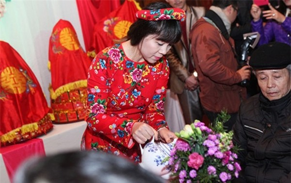 Giới trẻ rộ mốt thời trang họa tiết chăn con công