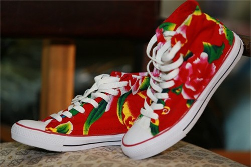 Giới trẻ rộ mốt thời trang họa tiết chăn con công