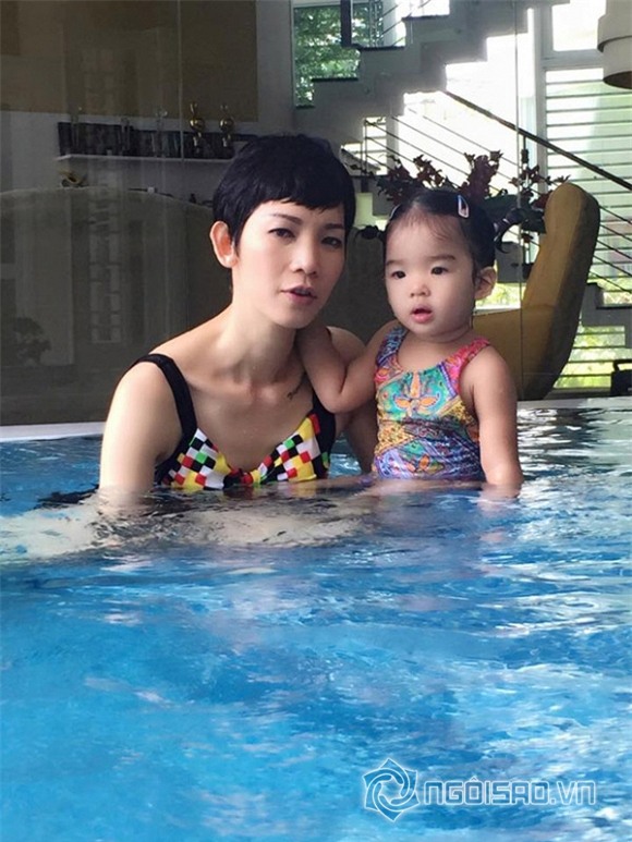 Xuân Lan đưa con gái sang bơi ké hồ bơi nhà Hà Hồ 2