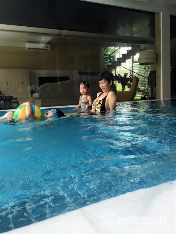 Xuân Lan đưa con gái sang bơi ké hồ bơi nhà Hà Hồ 3