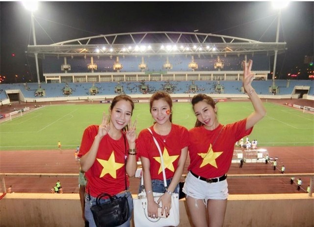 Emily, Hạnh Sino, Trà My (từ phải sang trái) tới Mỹ Đình cổ vũ bóng đá
