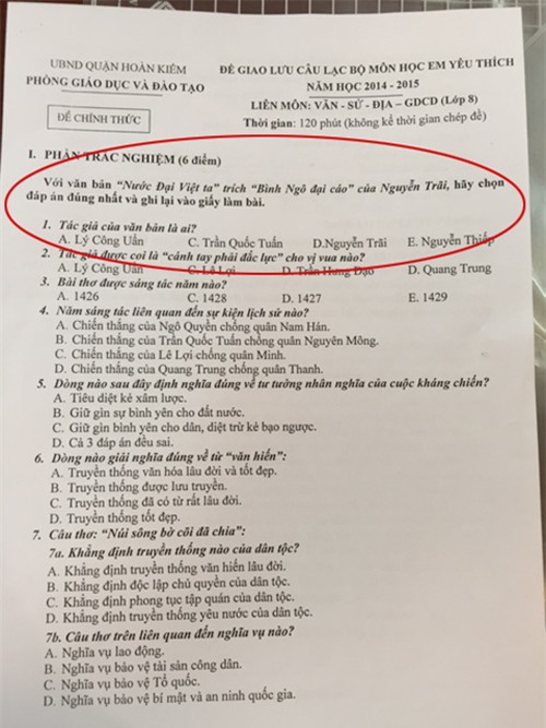 Đề thi sơ xuất ghi sẵn đáp án cho câu hỏi.