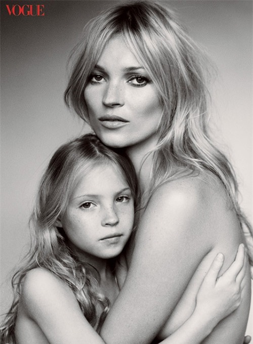 Kate Moss và con gái trên tạp chí Vogue năm 2011.