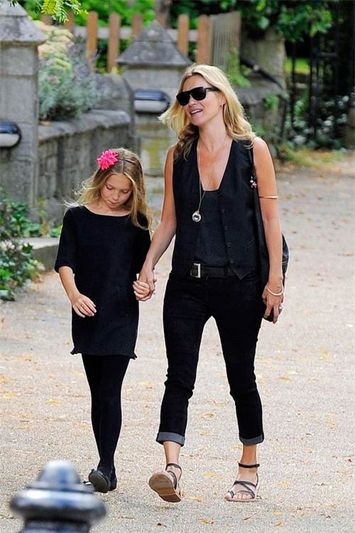 Lila thừa hưởng nét đẹp của mẹ và phong cách thời trang tự nhiên, hài hòa.