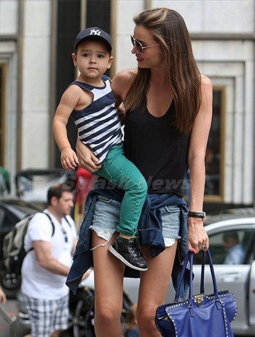 Miranda Kerr là bà mẹ nổi tiếng thế giới bởi cô vẫn giữ phong cách thời trang tuyệt vời sau khi có con.
