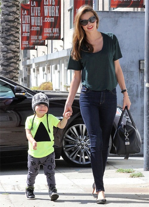 khoảnh khắc đời thường của các bà mẹ siêu mẫu và con