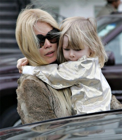 Claudia Schiffer thường đưa đón con tới trường và hết lòng che chở con.