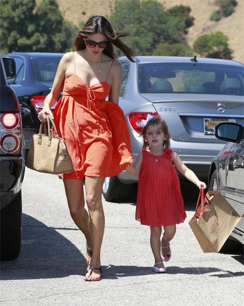 Alessandra Ambrosio mặc đồ đôi với con gái.