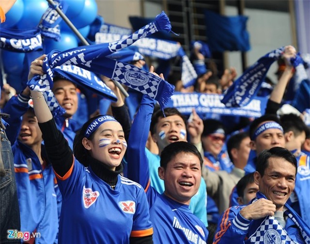 Sân Cẩm Phả luôn có bầu không khí rất sôi động nhờ sự cổ vũ nhiệt tình của đông đảo khán giả. Ảnh: Tùng Lê.