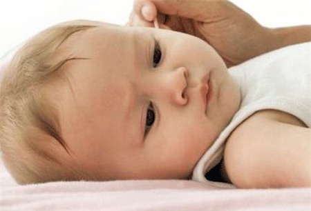 Cha mẹ cần phải hết sức thận trọng khi vệ sinh tai cho trẻ sơ sinh bởi lẽ mỗi lần như vậy là mỗi lần đẩy một ít ráy tai vào sâu hơn và một chút sơ sẩy có thể khiến bé bị tổn thương.