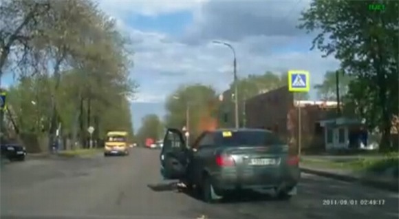 Thoát chết trong tích tắc vì cháy ô tô do... hút thuốc 3