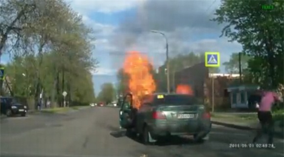 Thoát chết trong tích tắc vì cháy ô tô do... hút thuốc 1