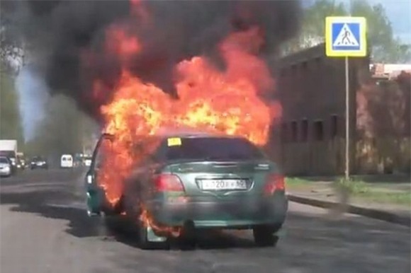 Thoát chết trong tích tắc vì cháy ô tô do... hút thuốc 0