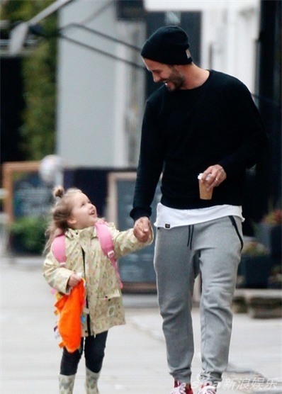 Harper Beckham cười hớn hở bên bố