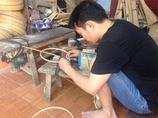 Nghề làm lồng chim cho thu nhập tương đối tốt nhưng đòi hỏi sự miệt mài và óc nghệ thuật. Ảnh: NVCC.