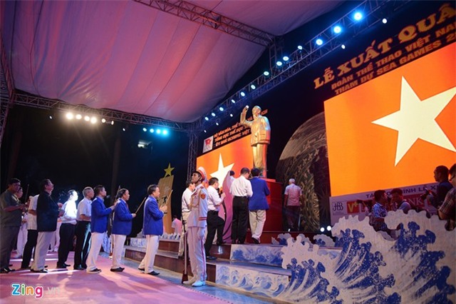 Quế Ngọc Hải đọc lời tuyên thệ trong lễ xuất quân SEA Games