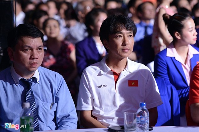 Tới tham dự lễ xuất quân, HLV trưởng đội tuyển bóng đá nam Việt Nam và U23, ông Miura lặng lẽ dự khán trên hàng ghế đầu. 