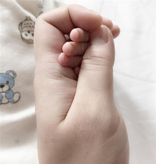 Ca sĩ Thu Thuỷ khoe ảnh cầm tay con