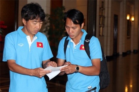 HLV Miura xem gio doi thu truoc tran Thai Lan vs Viet Nam hinh anh