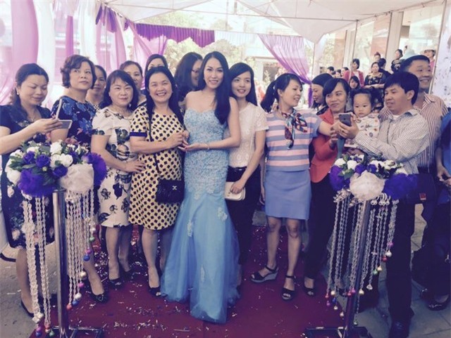 Việc mặc những bộ trang phục có sắc màu nhã nhặn và kiểu dáng sexy vừa phải cũng giúp Phi Thanh Vân ghi điểm.