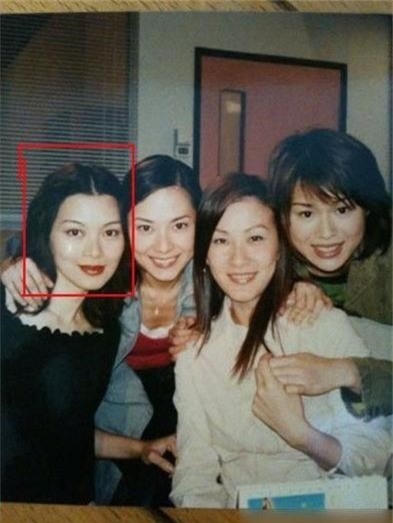 Trong bức hình mới đây nhất Lưu Cẩm Linh (trái) chụp chung cùng bạn bè, cô vẫn giữ vẻ đẹp trẻ trung dù đã bước vào độ tuổi U50. Hiện tại, nữ diễn viên làm nghề bán bảo hiểm, dù bạn bè ít hơn nhưng cô cảm thấy hài lòng với cuộc sống hiện tại.