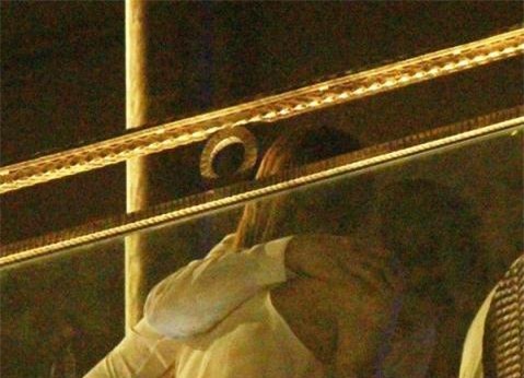 Hồ Ngọc Hà thân mật với tình mới