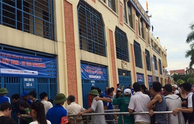 Khán giả Quảng Ninh xếp hàng từ 5h để mua vé sáng 20/5. Ảnh: Hồng Nhung