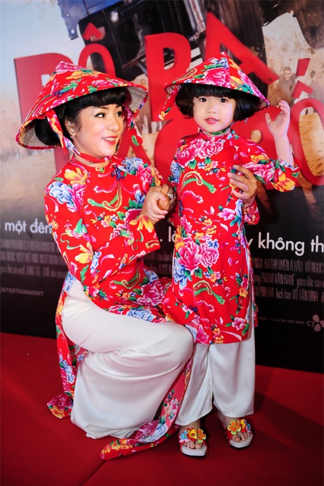 Thúy Nga và con gái gây chú ý với áo dài 'chăn công'