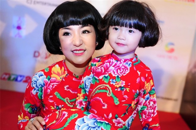 Thúy Nga và con gái gây chú ý với áo dài 'chăn công'