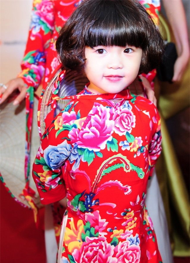 Thúy Nga và con gái gây chú ý với áo dài 'chăn công'