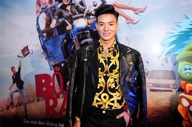 Thúy Nga và con gái gây chú ý với áo dài 'chăn công'